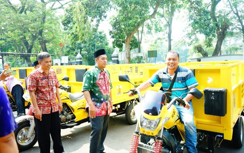 Sekda Yulian Akbar menyerahkan hibah sepeda motor pengangkut sampah (dok. Istimewa)
