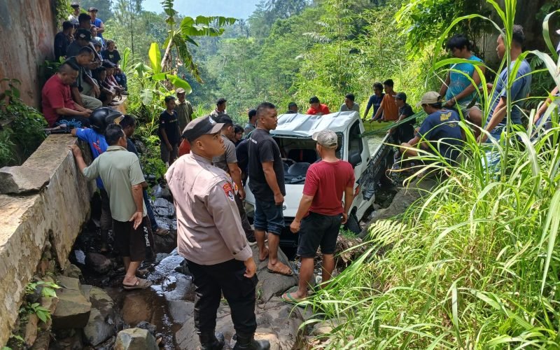 TNI dan Polri bersama warga saat mengevakuasi mobil yang terperosok ke sungai (dok. Istimewa)