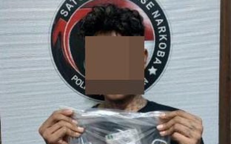 Terduga pelaku peredaran obat terlarang yang telah diamankan beserta barang bukti (dok. Humas)
