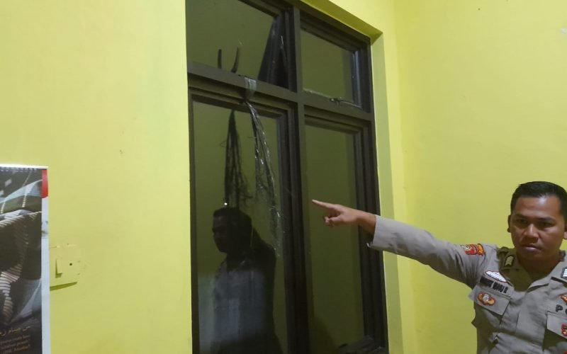 Polisi melakukan olah TKP di lokasi tempat ditemukannya jasad korban gantung diri (dok. Humas)