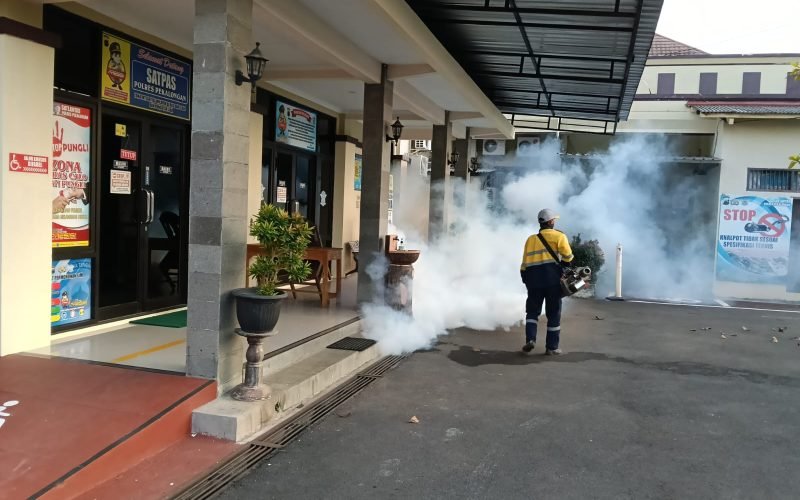 Fogging sebagai upaya pencegahan penyakit DBD (Dok. Humas)