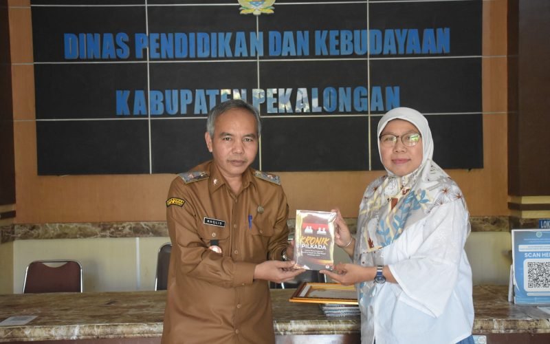 Ketua KPU Kabupaten Pekalongan, Laelatul Izah menyerahkan penghargaan kepada Dinas Pendidikan dan Kebudayaan Kabupaten Pekalongan (dok. Humas KPU)
