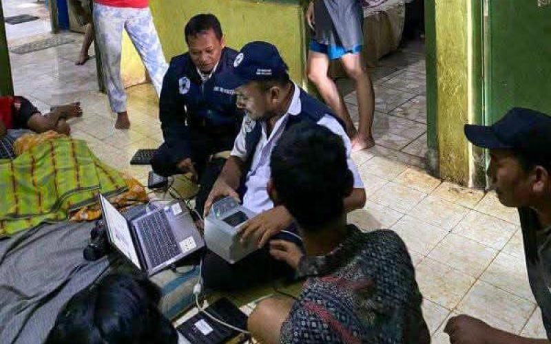 Petugas dari Disdukcapil Kabupaten Pekalongan saat melakan perekaman data kependudukan (dok. Istimewa)