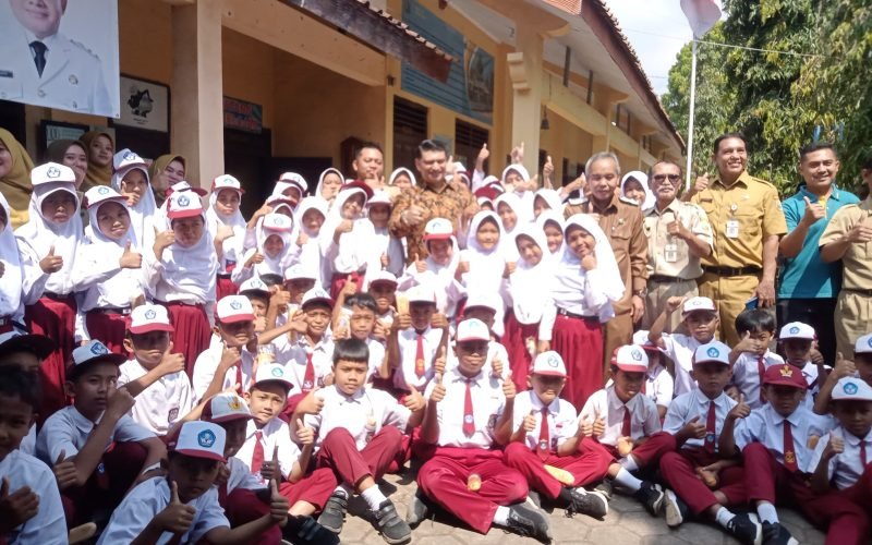 Anggota DPR RI, H. Ashraff Abu saat berfoto bersama siswa dan guru di SDN 02 Sengare Talun Kab. Pekalongan (dok. Istimewa)