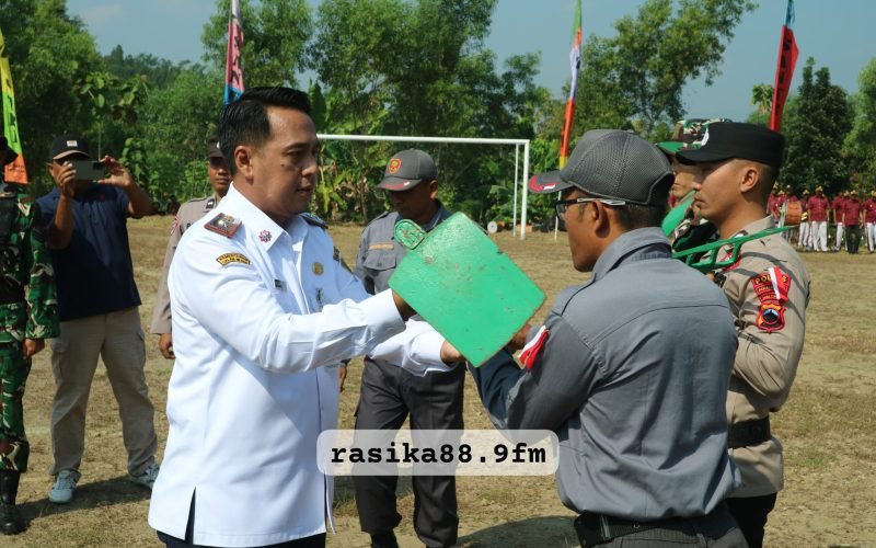 Sekda Yulian Akbar saat upacara pembukaan TMMD ke-125 TA 2025 di Desa Windurojo Kesesi Pekalongan (dok. Bagus - Rasika FM Pekalongan)