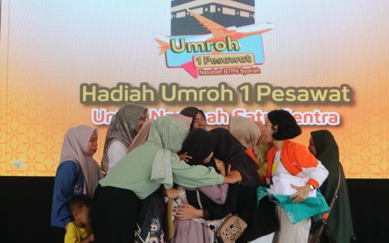 Tangis haru pecah dari para nasabah yang beruntung mendapatkan doorprize umroh gratis dari BTPN Syariah (dok. Bagus Rasika FM)