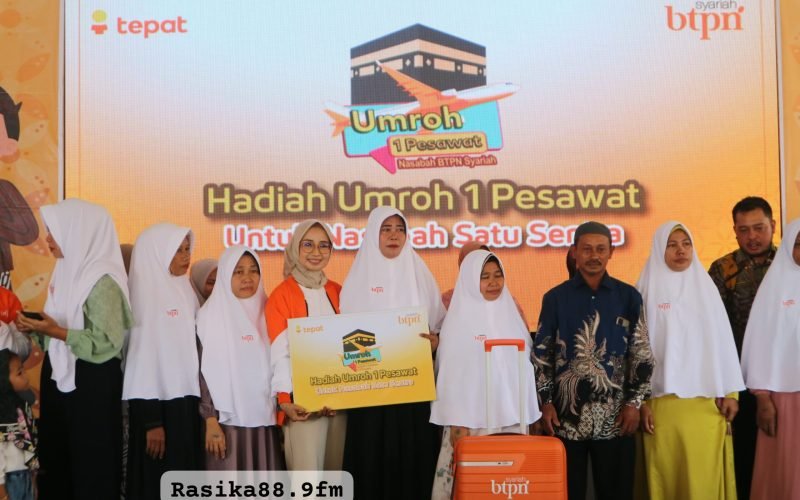 Tangis haru pecah dari para nasabah yang beruntung mendapatkan doorprize umroh gratis dari BTPN Syariah (dok. Bagus Rasika FM)