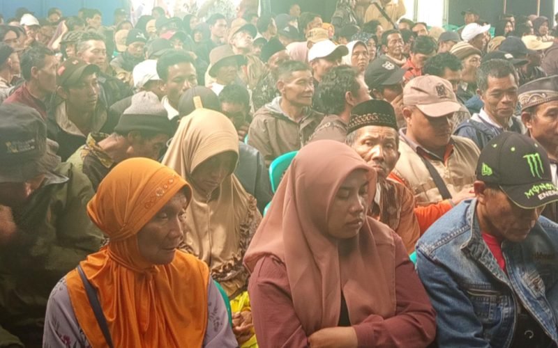 Para petani tembakau yang mendapatkan bantuan langsung tunai dari hasil cukai tembakau (dok. Istimewa)