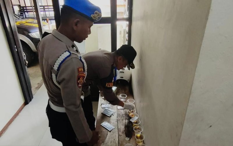 Tes urin bagi petugas kepolisian di Polsek Lebakbarang (dok. Humas)