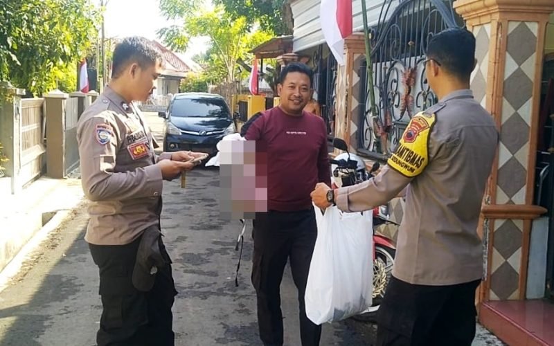 Polisi mengamankan barang bukti berupa celana dalam dan bra yang tergantung di pagar rumah dan pintu rumah warga (dok. Humas)