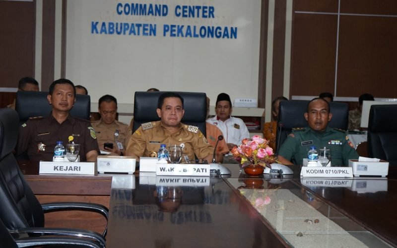 Wakil Bupati Pekalongan, Sukirman mengikuti rapat koordinasi secara virtual terkait penyelenggaraan HUT RI ke 80 (dok. Prokompim)