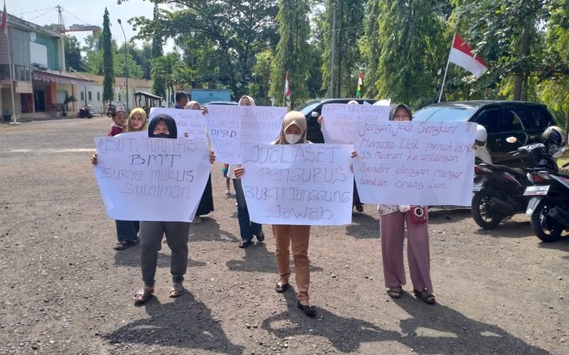 Emak-emak menggelar aksi damai di Dinas Koperas,i UKM dan Tenaga Kerja Kabupaten Pekalongan (dok. Istimewa)