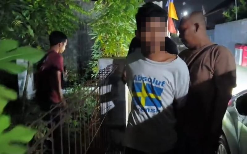 Terduga pelaku pencurian ATM yang diamankan polisi berikut barang bukti (dok. Humas)