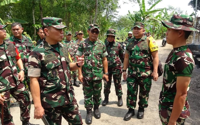 TIm Pengawasan dan Evaluasi saat berada di lokasi TMMD Reguler ke 125 di Desa Windurojo Kesesi (dok. Bagus)