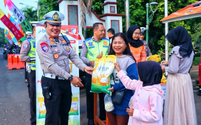 Gerakan Pangan Murah yang digelar oleh Polres Pekalongan di alun-alun Kajen (dok. Humas)
