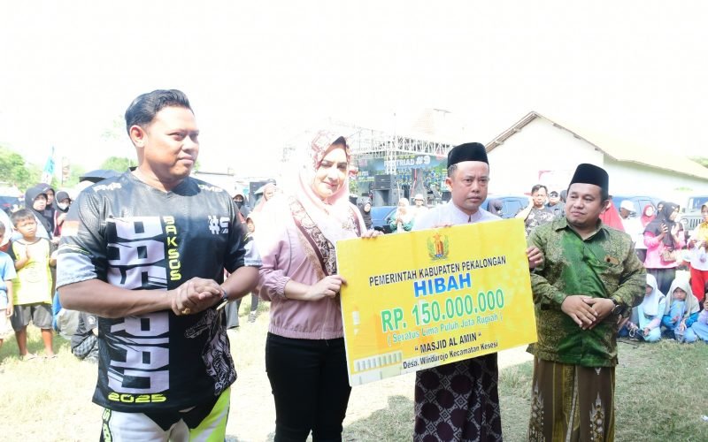 Bupati Fadia dan Wakil Ketua DPRD, Ruben Prabu Faza saat memberikan hibah dalam acara Pas-Triad Peduli 2025 (dok. Istimewa)