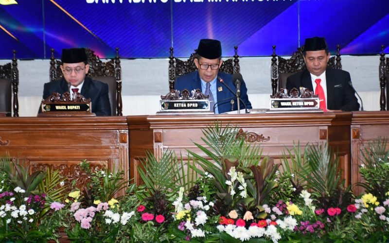 Wabup Sukirman saat mengikuti rapat paripurna di gedung DPRD Kabupaten Pekalongan (dok. Istimewa)