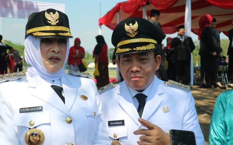 Bupati Fadia dan Wabup Sukirman saat memberikan keterangan pers terkait penghapusan denda PBB hingga nol persen (17/08/2025 - dok. Bagus - Rasika FM Pekalongan)