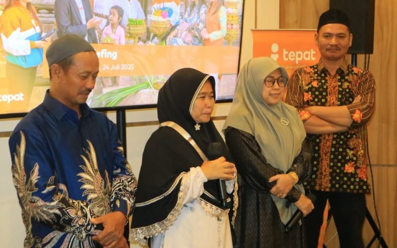 Murgiati dan Rondiyah, nasabah BTPN Syariah, yang sukses mengembangkan usaha dengan omzet jutaan rupiah per bulan dan berhasil berangkat umrah gratis (dok. Bagus - Rasika FM Pekalongan)