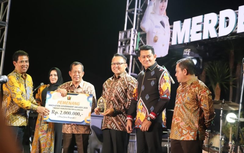 Ketua DPRD Abdul Munir Ajak Warga Pekalongan Jadikan HUT ke-80 RI Momentum Percepatan Pembangunan

KAJEN – Malam Resepsi Hari Ulang Tahun (HUT) ke-80 Kemerdekaan Republik Indonesia yang digelar Pemerintah Kabupaten (Pemkab) Pekalongan di Halaman Pendopo Rumah Dinas Bupati Pekalongan, Minggu (17/8/2025) malam, berlangsung meriah.

Acara diwarnai penampilan Teamlo Band serta tari kolosal dari siswa-siswi SMP di Kabupaten Pekalongan. Namun, yang tak kalah penting, momen ini juga menjadi panggung pesan kebangsaan dari Ketua DPRD Kabupaten Pekalongan, H. Abdul Munir.

Dalam sambutannya, Abdul Munir menekankan bahwa peringatan kemerdekaan ke-80 harus dimaknai sebagai momentum untuk memperkuat sinergi antara eksekutif dan legislatif dalam membangun daerah.

“DPRD bersama Bupati dan Wakil Bupati berkomitmen melaksanakan program-program strategis untuk menurunkan angka kemiskinan, meningkatkan kesehatan, mengurangi pengangguran, dan mewujudkan pemerataan pembangunan di seluruh wilayah Kabupaten Pekalongan,” ungkapnya.

Sementara itu, Ketua Panitia sekaligus Kepala Dinas Pendidikan dan Kebudayaan (Dindikbud) Kabupaten Pekalongan, Kholid, menyebutkan rangkaian kegiatan peringatan HUT ke-80 RI sekaligus Hari Jadi ke-403 Kabupaten Pekalongan telah dimulai sejak 11 Agustus hingga 30 Agustus 2025.

Kegiatan meliputi lomba-lomba yang diikuti perangkat daerah, instansi vertikal, DPRD, TNI, Polri, BUMN, paguyuban camat, kades, hingga PKK. Selain itu, telah digelar pula pengukuhan Paskibraka, pidato kenegaraan, apel kehormatan dan renungan suci, upacara pengibaran dan penurunan bendera, peringatan detik-detik proklamasi, aubade, serta ditutup dengan resepsi HUT ke-80 RI. (GUS)