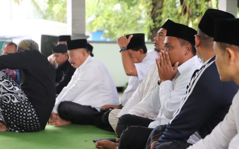 DPRD Kabupaten Pekalongan melaksanakan agenda napak tilas di makam sesepuh pendiri Kabupaten Pekalongan (dok. Istimewa)