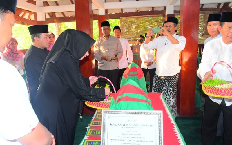Bupati Fadia dan Wabup Sukirman saat ziarah di makam kyai Mandurorejo Kendal (dok. Istimewa)