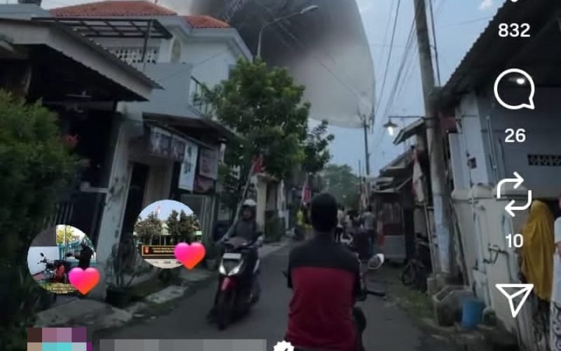 Polisi turun tangan mengamankan balon udara yang tersangkut tiang listrik (dok. Humas)