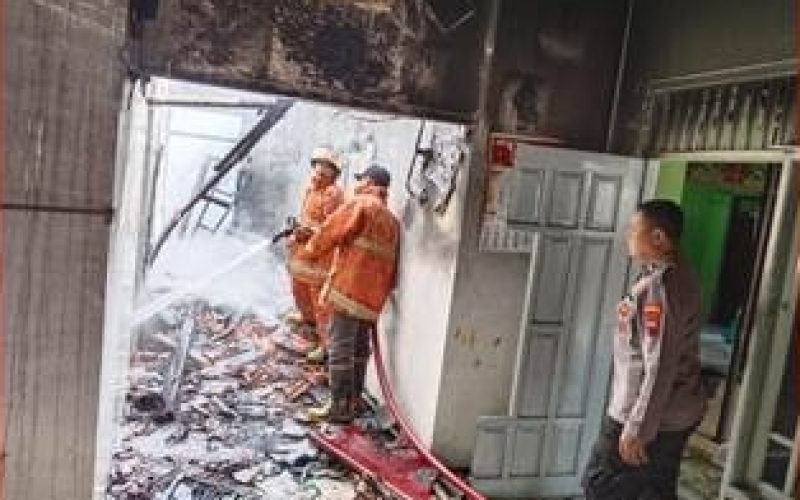 Petugas pemadam kebakaran dan polisi menyisir lokasi kebakaran untuk memastikan api padam (dok. Humas)