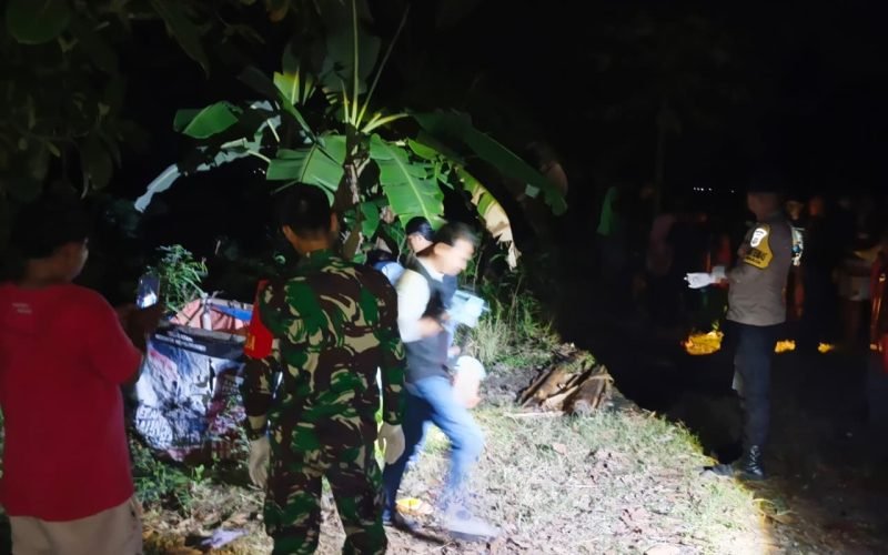 Petugas melakukan oleh TKP dilokasi ditemukannya jasad pemuda  (dok. Humas)