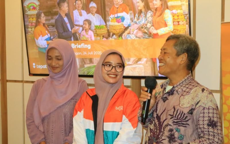 Dari pelosok Pekalongan, lahir inspirasi untuk Indonesia.
Atika membuktikan bahwa anak muda bisa jadi motor perubahan lewat perannya sebagai Community Officer BTPN Syariah. (Dok. Istimewa)