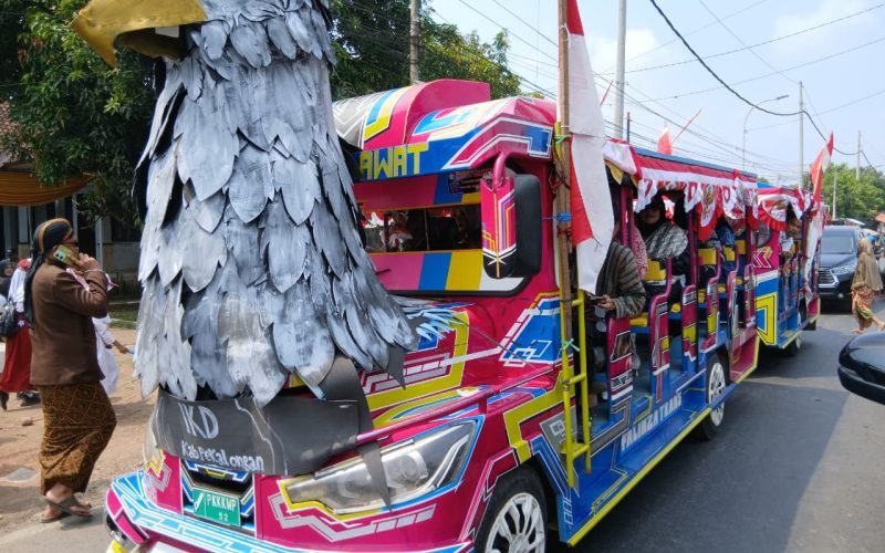 Kereta odong-odong yang menjadi tumpangan Ikatan Keluarga Dewan (IKD) DPRD Kabupaten Pekalongan di Kirab Budaya Hari Jadi Kab. Pekalongan (25/08/2025 - dok. Bagus - Rasika FM Pekalongan)