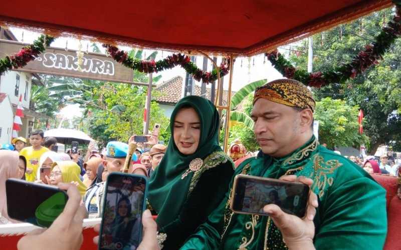 Bupati Pekalongan Fadia Arafiq tampil anggun dalam balutan kebaya bludru hijau Surakarta saat memimpin kirab budaya Hari Jadi ke-403 Kabupaten Pekalongan (25/08/2025 - dok. Bagus - Rasika FM Pekalongan)