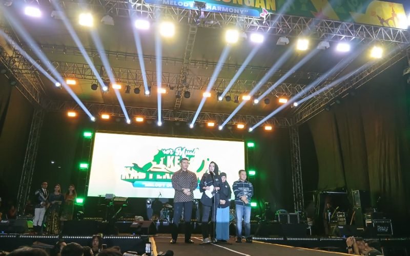 Bupati Fadia dan Wabup Sukirman dalam acara Pembukaan Pekan Raya Kajen dalam rangka menyemarakkan Hari Jadi ke-403 Kabupaten Pekalongan di alun-alun Kajen (dok. Bagus Rasika FM Pekalongan)