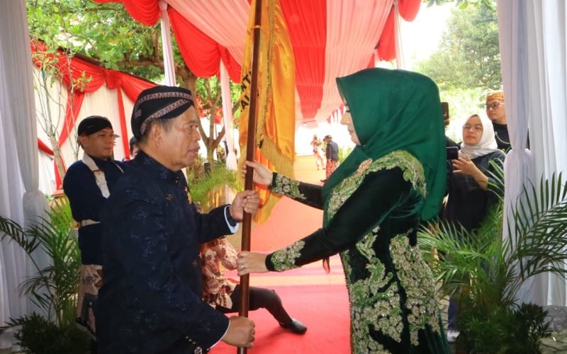 Ketua DPRD Kabupaten Pekalongan, H. Abdul Munir menerima bendera pataka dari Bupati Fadia dalam agenda rapat paripurna istimewa Hari Jadi ke-403 Kabupaten Pekalongan (dok. Bagus - Rasika FM Pekalongan)