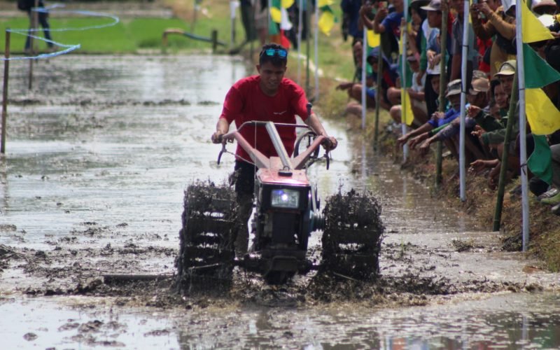 Adu kecepatan di lintasan sawah! Peserta memacu traktor roda dua dalam lomba seru di Desa Sumub Lor, Pekalongan (28/08/2025 - dok. Bagus Rasika FM Pekalongan)
