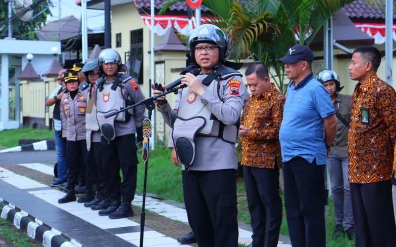 Kapolres Pekalongan AKBP Rachmad C. Yusuf memimpin apel kontinjensi pengamanan unjuk rasa di halaman Mako Polres Pekalongan, Sabtu (30/8/2025) sore.