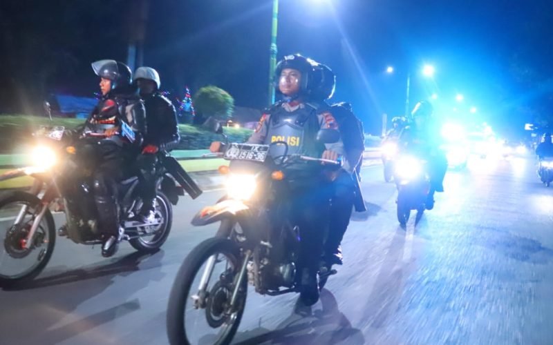Personel Polres Pekalongan bersama TNI dan Satpol PP menyusuri jalanan kota saat patroli skala besar, Minggu (31/8/2025) malam (dok. Humas)