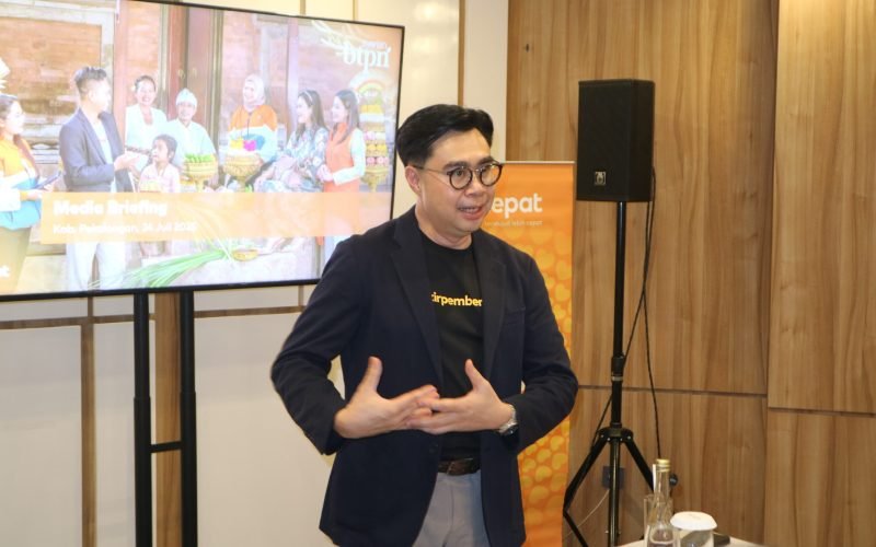 Corporate & Marketing Communication Head BTPN Syariah, Ainul Yaqin, memaparkan komitmen bank dalam memberdayakan masyarakat inklusi melalui program kumpulan dan pendampingan berkelanjutan, saat media briefing di Kabupaten Pekalongan, Kamis (24/7/2025).