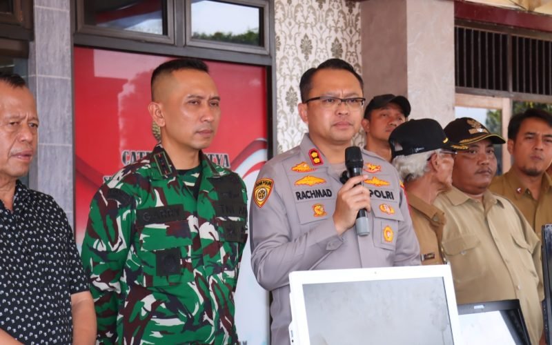 Kapolres Pekalongan AKBP Rachmad C. Yusuf didampingi jajaran Forkopimda menyampaikan seruan damai pasca kerusuhan di Kota Pekalongan, dalam rapat koordinasi bersama elemen masyarakat di Mapolres Pekalongan (dok. Istimewa)