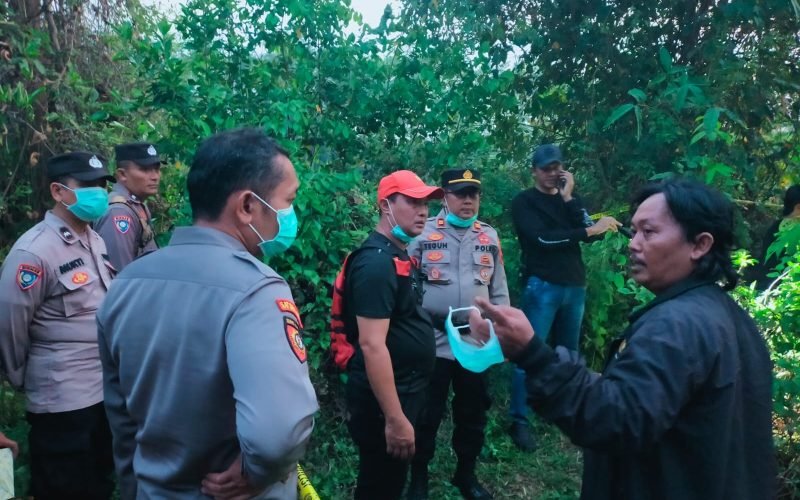 Petugas kepolisian bersama warga saat melakukan olah TKP penemuan mayat tanpa identitas yang sudah tinggal kerangka di kebun belakang bekas Kantor DPU Kabupaten Pekalongan, Desa Kebonagung, Kajen, Rabu (3/9/2025)