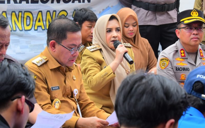 Bupati Fadia dan Wabup Sukirman bersama jajaran Forkopimda Kabupaten Pekalongan mendengarkan dan merespons tuntutan mahasiswa Aliansi Cipayung Pekalongan Raya (dok. Istimewa)