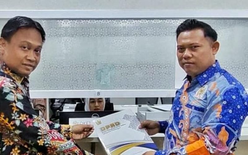 Wakil Ketua DPRD Kabupaten Pekalongan, Ahmad Ridhowi (kiri) dan Ruben R Prabu Faza (kanan), saat menyerahkan berkas aspirasi mahasiswa dan masyarakat Pekalongan ke Sekretariat Jenderal DPR RI, Selasa (9/9/2025) di Senayan, Jakarta.