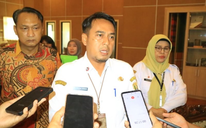 Sekda Kabupaten Pekalongan, Yulian Akbar, memberikan keterangan pers terkait isu rush dan kredit macet di BPR-BKK (dok. Bagus - Rasika FM Pekalongan)