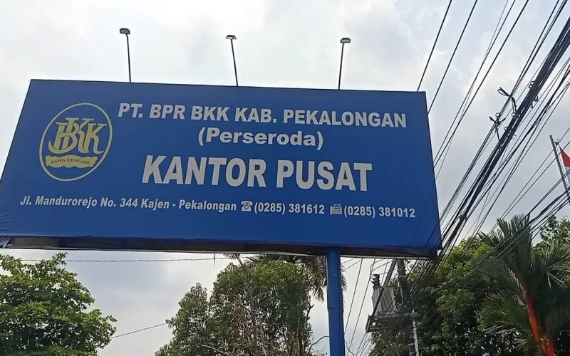 Kantor Pusat BPR-BKK Kabupaten Pekalongan di Kajen. Isu kredit macet Rp150 miliar memicu rush money hingga Rp36 miliar ditarik nasabah dalam dua hari.