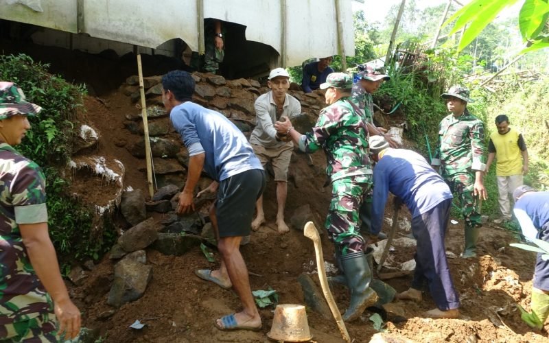 Anggota TNI Koramil 13/Paninggaran bersama warga bergotong royong membersihkan material longsor yang merusak dapur rumah Kusaeni di Dukuh Semboja Timur, Desa Kaliboja, Paninggaran, Pekalongan, Jumat (12/9/2025).