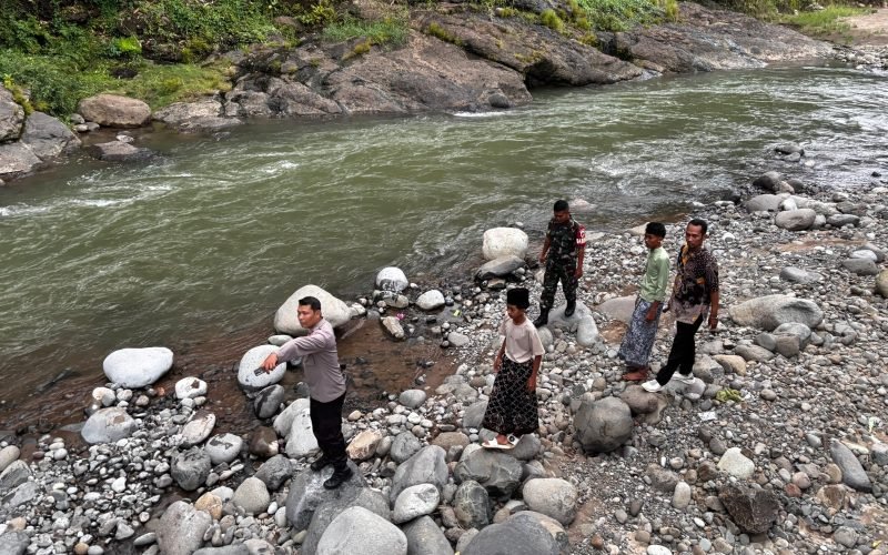 Petugas kepolisian bersama perangkat desa dan TNI meninjau lokasi Sungai Lolong, Karanganyar, Pekalongan, tempat seorang pelajar 12 tahun terseret arus deras hingga tewas tenggelam, Jumat (12/9/2025).