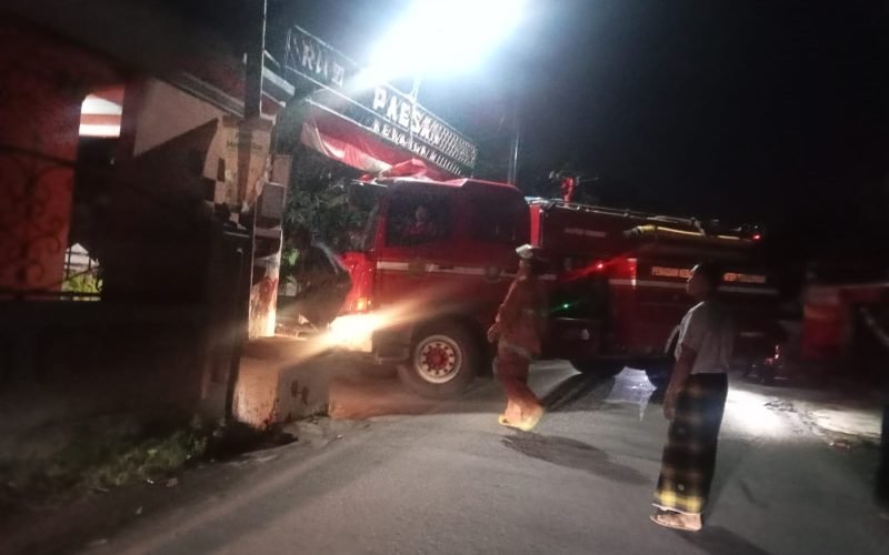 Petugas damkar Kabupaten Pekalongan bersama warga bergerak cepat memadamkan api yang melahap rumah warga di Dukuh Paesan Tengah, Kedungwuni Barat, Sabtu dini hari (13/9/2025).