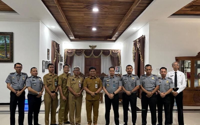 “Sinergi Layanan Keimigrasian di Tegal – Bupati Tegal bersama jajaran Kantor Imigrasi Pemalang dan OPD terkait berfoto bersama usai rapat koordinasi strategis pembukaan layanan paspor harian di Mal Pelayanan Publik (MPP) serta percepatan pembentukan Kantor Imigrasi mandiri di Kabupaten Tegal, Senin (15/9/2025).”