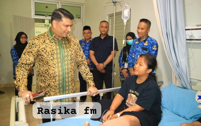 Ashraff Abu saat menjenguk salah satu siswa korban kecelakaan truk sampah di RSUD Kajen, Rabu (17/9/2025), memberikan dukungan moral dan semangat pemulihan kepada korban dan keluarganya - dok. Bagus - Rasika FM