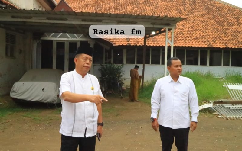 Sidak Ketua DPRD Kabupaten Pekalongan H. Abdul Munir dan Wakil Ketua Sumar Rosul di komplek eks Pendopo Nusantara. DPRD menyoroti pengelolaan aset yang dinilai tanpa koordinasi dan kondisi bangunan cagar budaya yang memprihatinkan (dok. Bagus - Rasika FM Pekalongan)